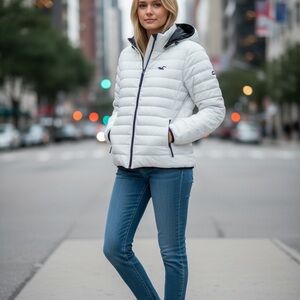 Hollister Women's White Hooded Puffer Jacket Size XS Coat